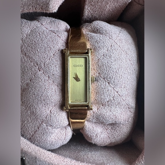 Gucci Horsebit
Vintage Gucci 1500L Horsebit Gold Plated Bangle Watch - Picture 9 of 15